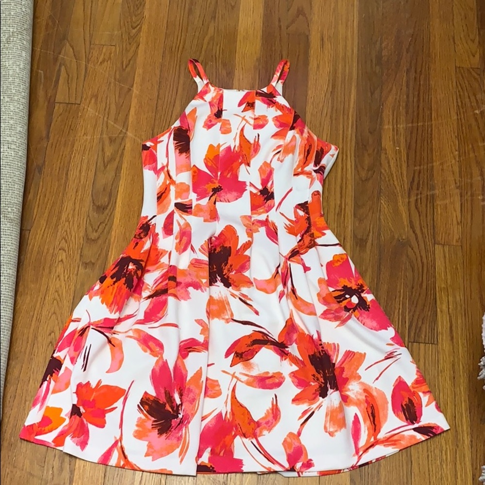 Vince Camuto Floral Dress NWOT  has Pockets!!!